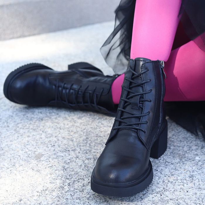 Dámské černé kožené kotníkové boty značky T. Sokolski