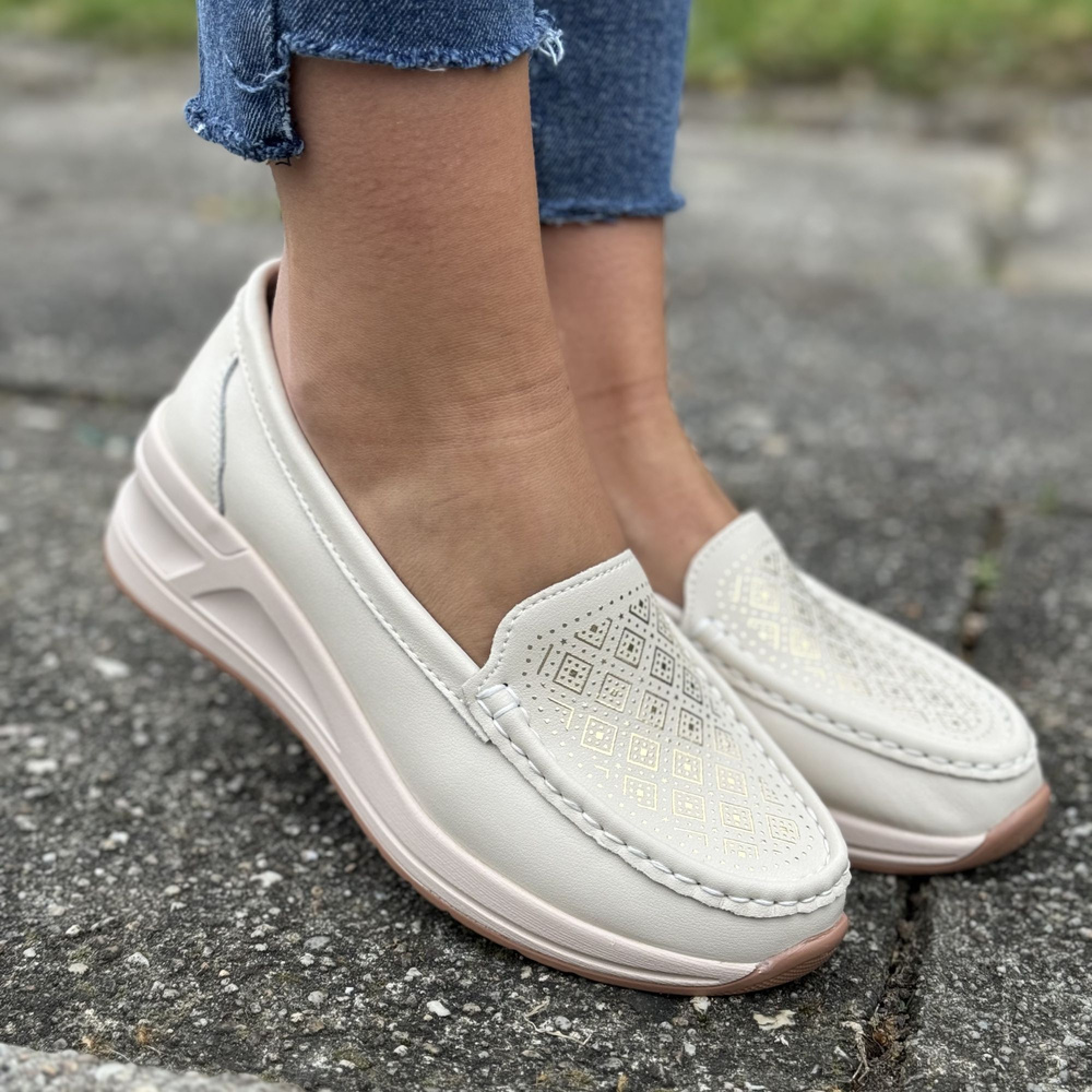 Béžové a zlaté kožené boty na klínku značky Artiker