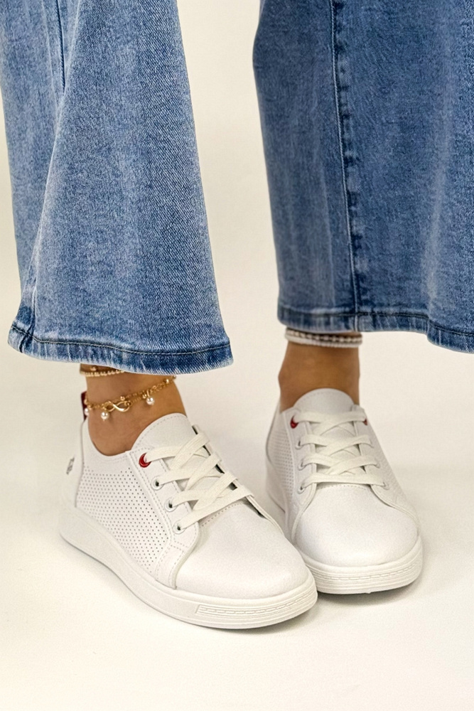 Bílé dámské sportovní boty s perforovanou platformou