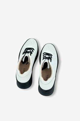 Bílé kožené boty s perforací na platformě