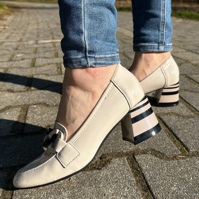 Béžové lakovky na ozdobném podpatku značky Vinceza