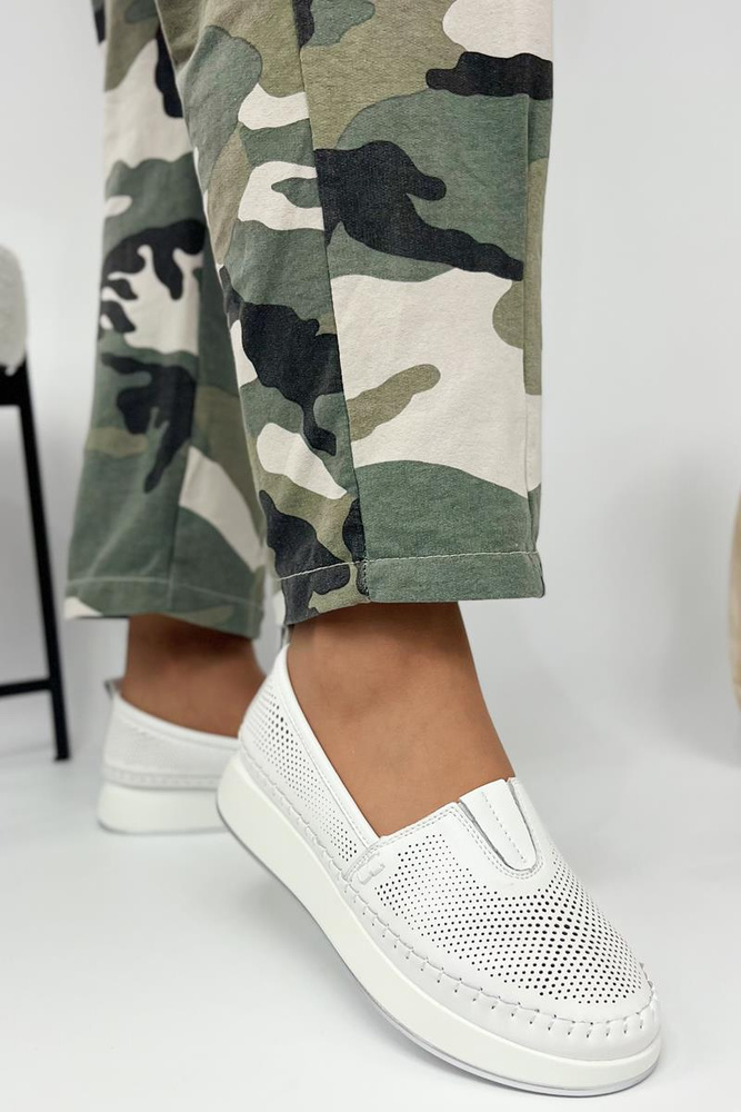 Perforované bílé kožené boty na platformě