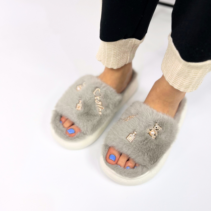 Teplé šedé pantofle s kožíškem a nášivkami
