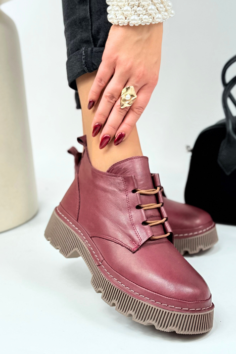 Dámské černé kožené kotníkové boty na silné platformě se tkaničkami