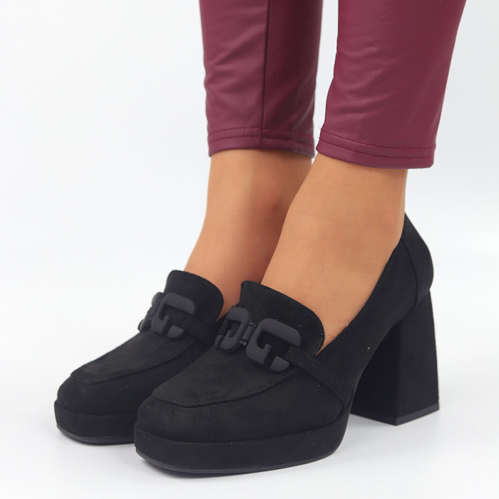 Černé semišové boty s přezkou na podpatku značky M. Daszyński