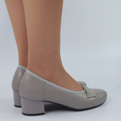 Šedé kožené lodičky na nízkém podpatku Galant