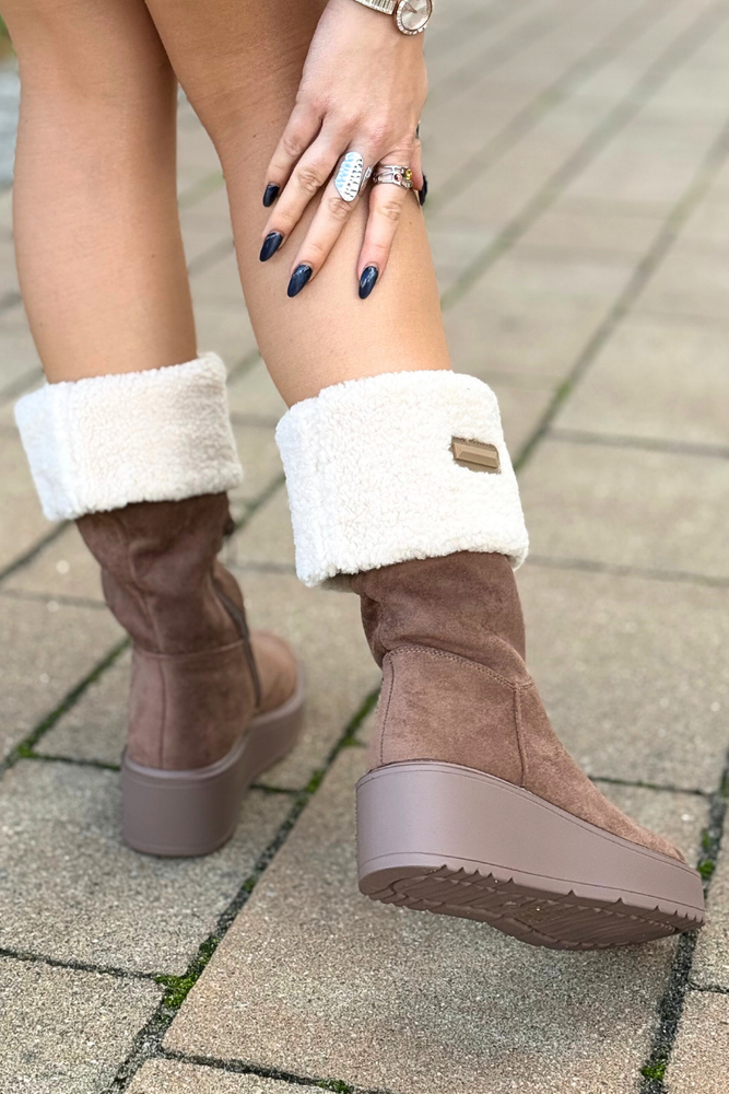 Béžové prolamované jarní kozačky