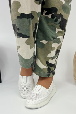 Perforované bílé kožené boty na platformě