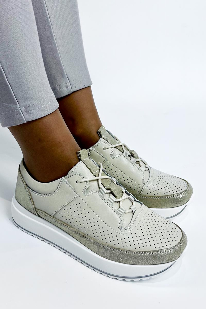 Perforované béžové a zlaté kožené boty na platformě