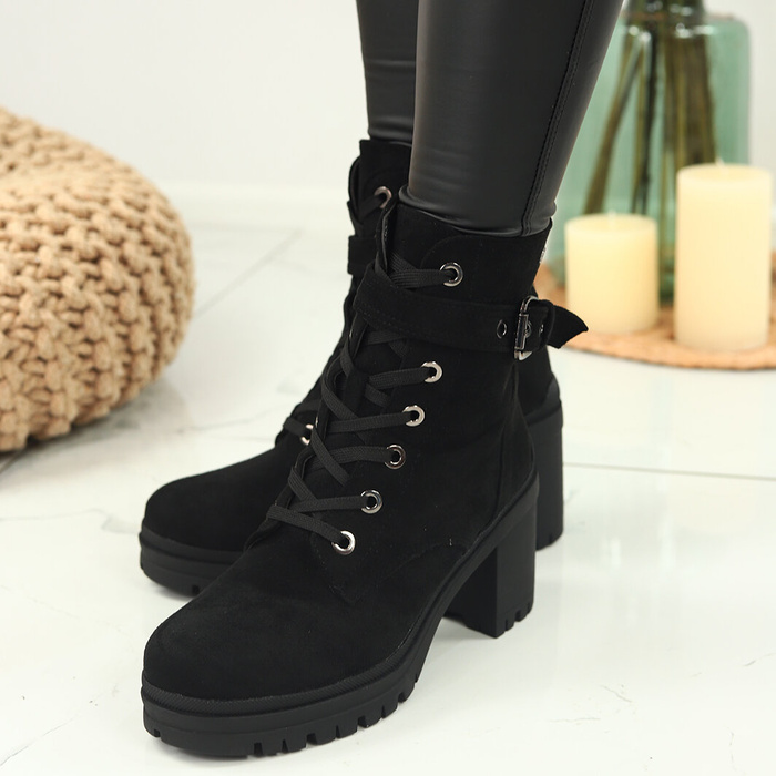 Černé semišové kotníkové boty na podpatku značky T. Sokolski