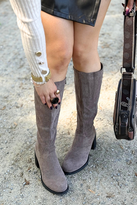 Béžové semišové kozačky s blokem Potocki