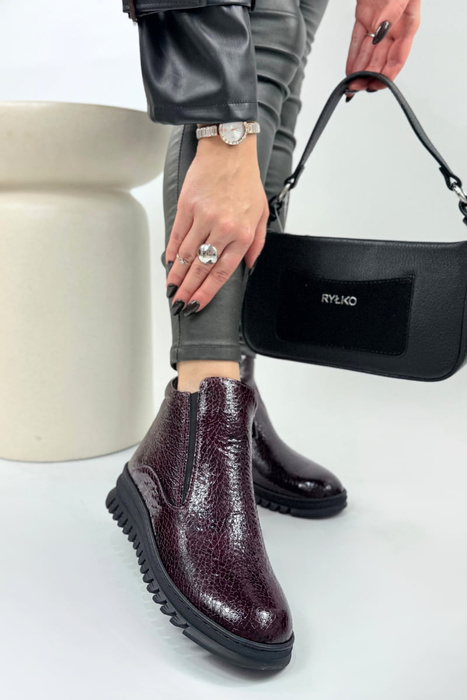 Dámské černé kožené kotníkové boty na silné platformě se tkaničkami