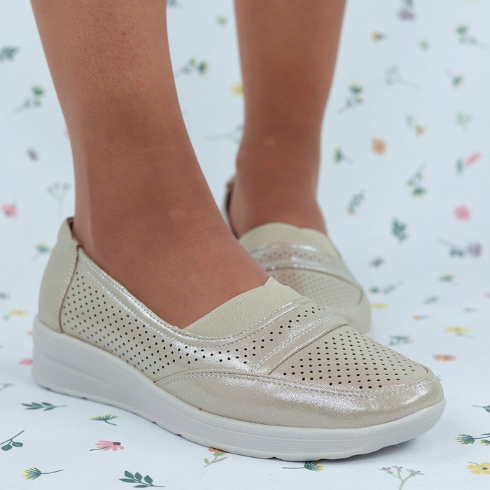 Prolamované boty Evento béžové