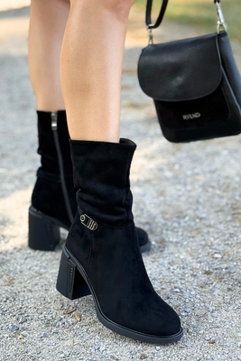 Béžové semišové kovbojské boty na vysokém podpatku