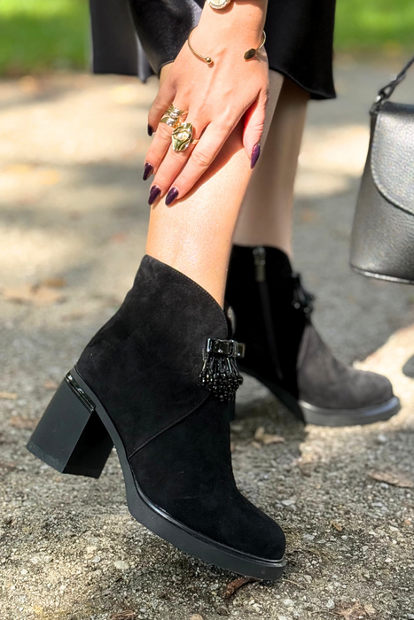 Velurové kožené kotníkové boty s přední ozdobou, černá Loretta Vitale