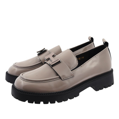 Béžové kožené boty se silnější, lakovanou podrážkou