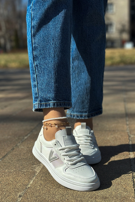 Bílé dámské sportovní boty na šněrování