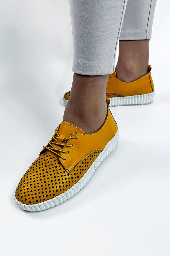 Dámské žluté prolamované kožené boty na platformě
