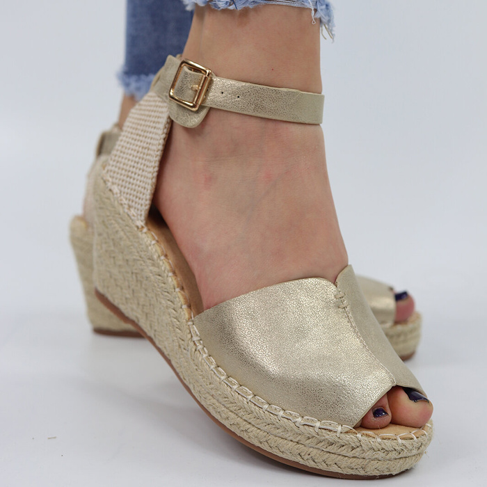 Zlaté tkané sandály na klínku Evento