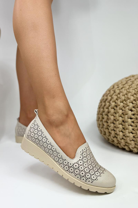 Dámské béžové prolamované slip-on boty na nízkém klínku