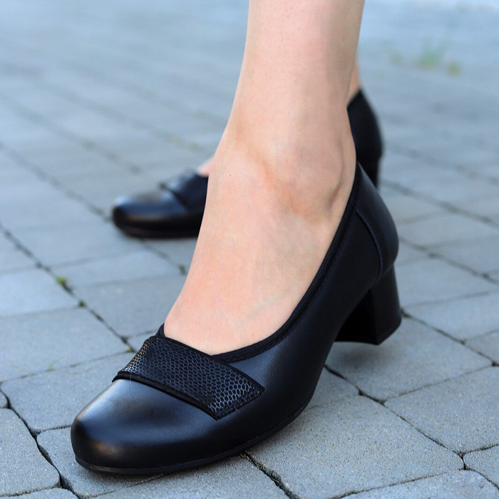 Dámské kožené lodičky s ozdobným páskem na špalík