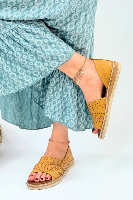 Žluté prolamované kožené ploché sandály