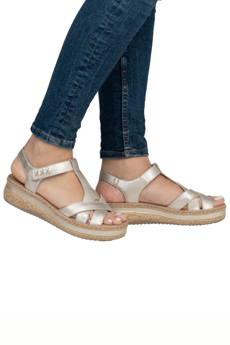 Beżowe sandały mocno zabudowane z ozdobnym kwiatkiem Rieker