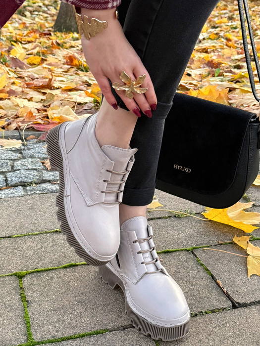 Dámské černé kožené kotníkové boty na silné platformě se tkaničkami