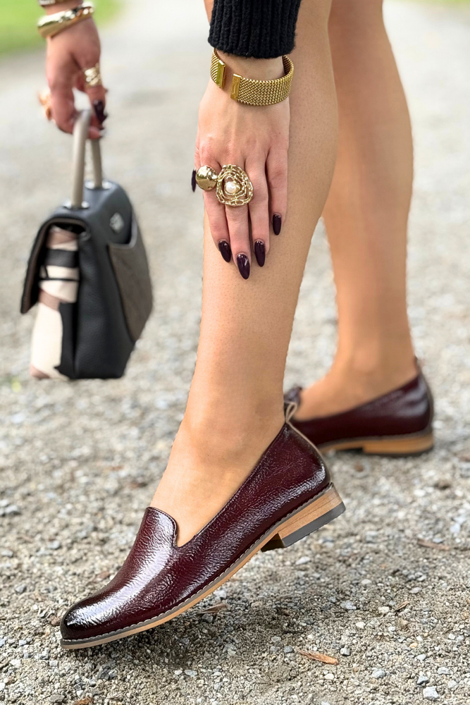 Černé boty s perforovanými klínky