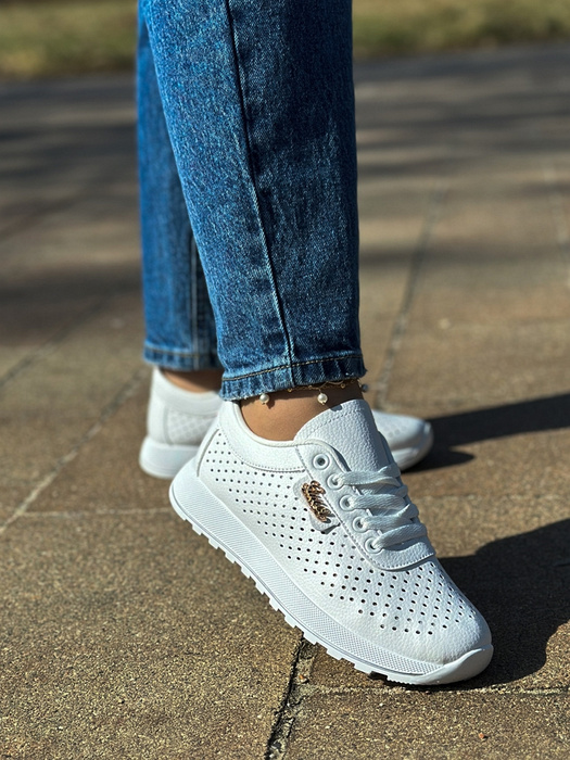 Bílé perforované ploché šněrovací boty