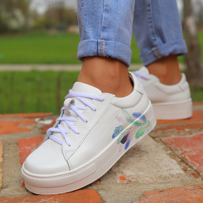 Bílé kožené boty s motivem peří od Nicoll