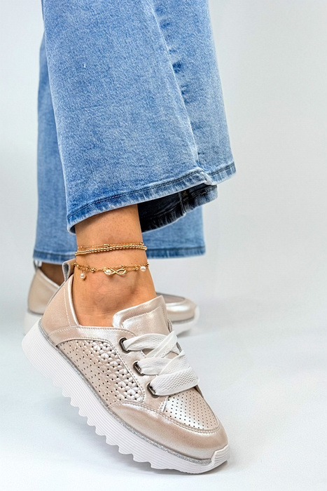 Béžové kožené sandály se zdobením na patě