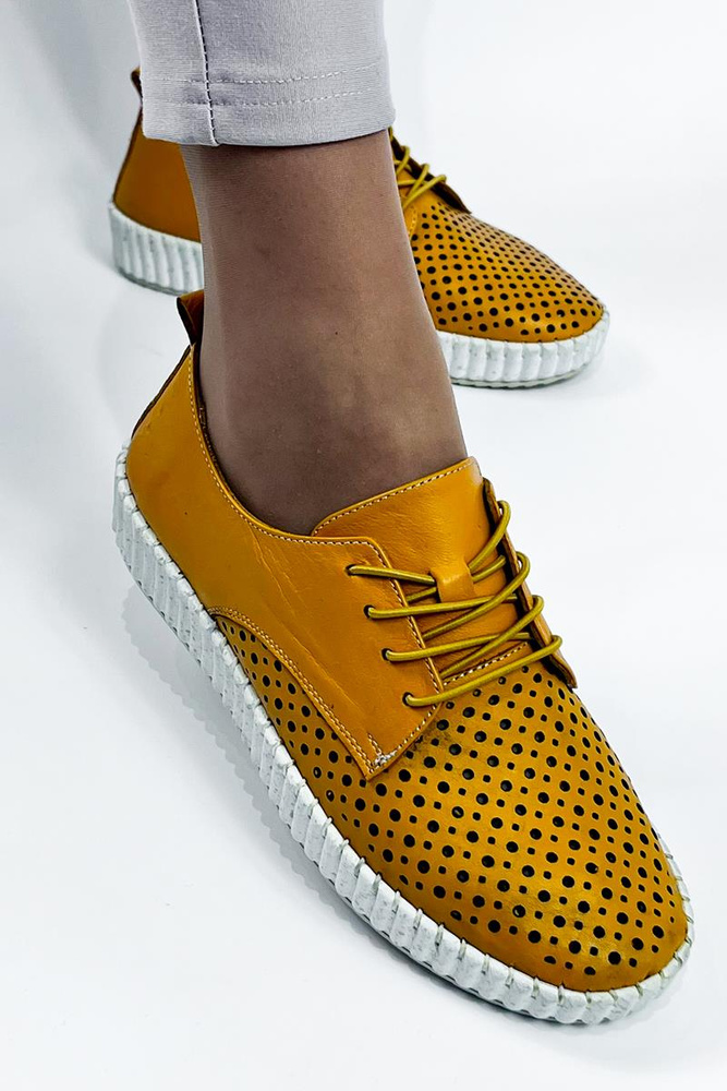 Dámské žluté prolamované kožené boty na platformě