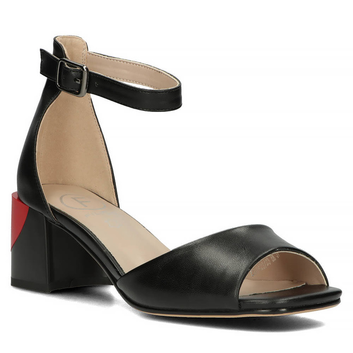 Černé kožené sandály na širokém podpatku značky Filippo