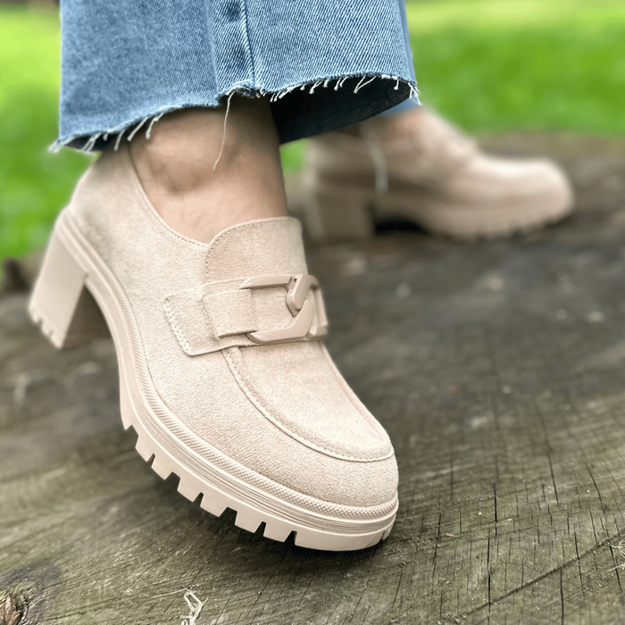 Dámské béžové semišové boty na silném podpatku značky Vinceza