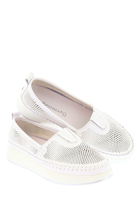 Perforované bílé kožené boty na platformě