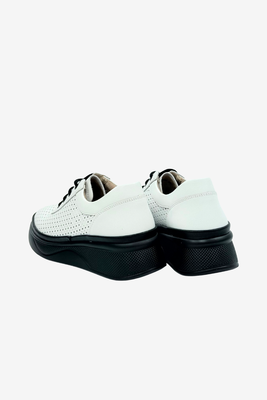 Bílé kožené boty s perforací na platformě