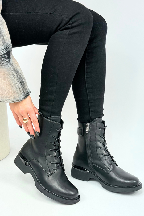 Černé kožené kotníkové boty s vysokými tkaničkami na platformě