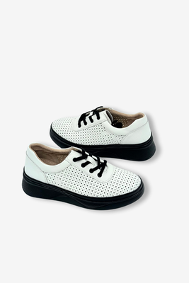 Bílé kožené boty s perforací na platformě