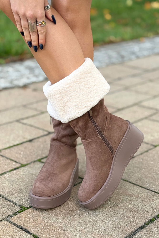 Béžové prolamované jarní kozačky