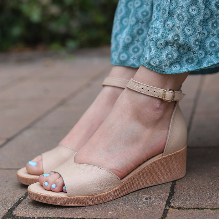 Béžové kožené sandály na klínku Ryłko