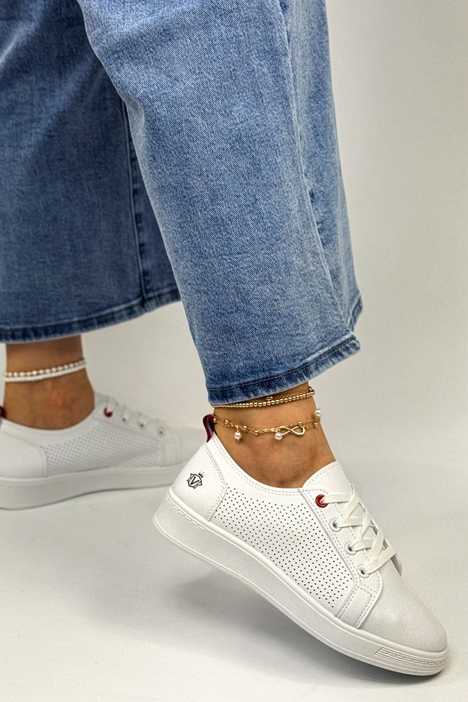 Bílé dámské sportovní boty s perforovanou platformou