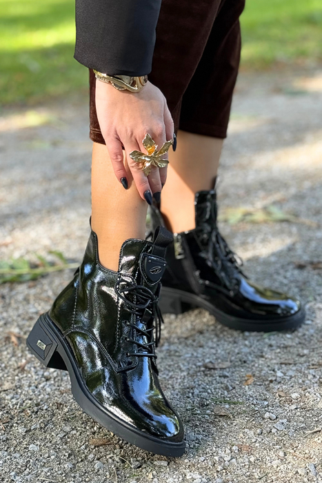 Tmavě béžové prolamované kotníkové boty vyrobené ze semišové ekokůže