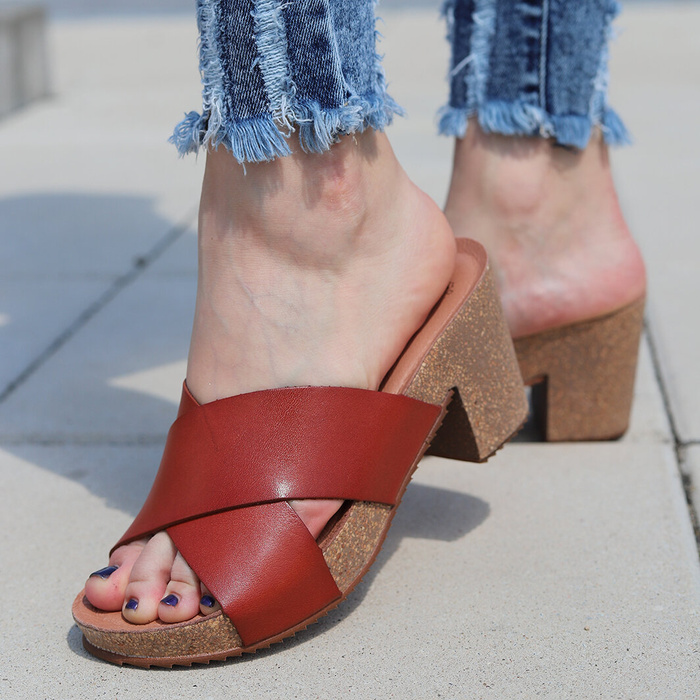 Hnědé kožené žabky s korkovým podpatkem Hee