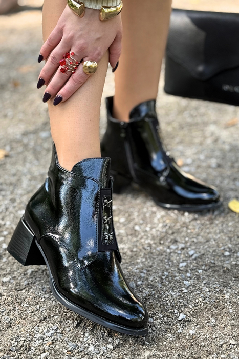 Zlaté prolamované kotníkové boty s výřezy