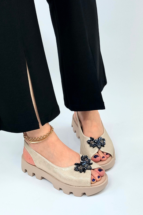 Stylové zlaté sandály, perforované se zdobením