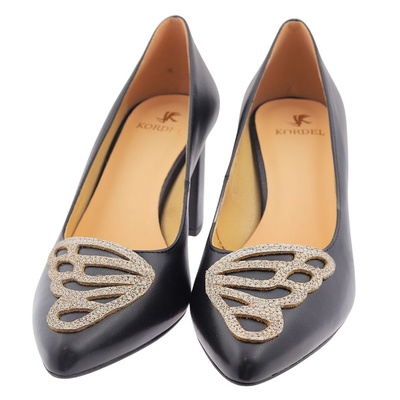 Černé kožené lodičky na vysokém podpatku se zdobením