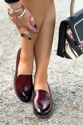 Černé boty s perforovanými klínky