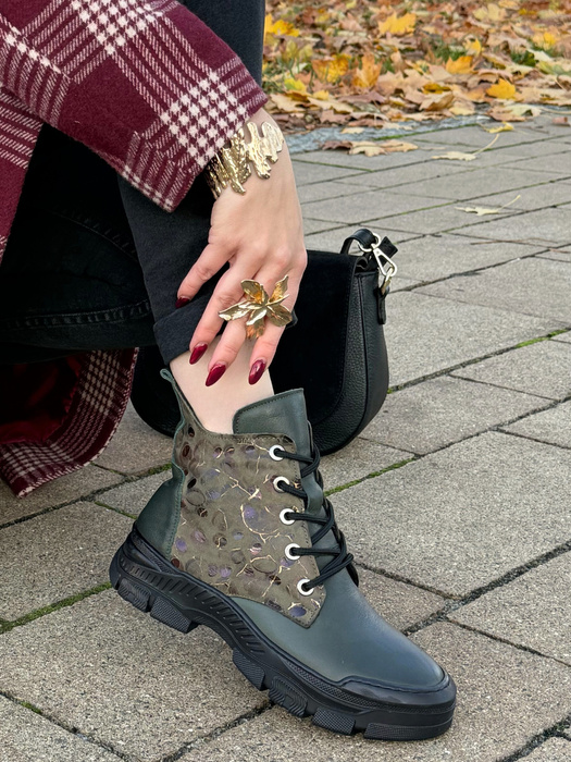 Dámské černé kožené kotníkové boty na silné platformě se tkaničkami