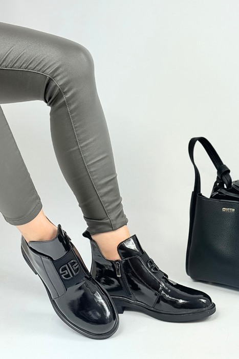 Černé lakované kotníkové boty značky Filippo